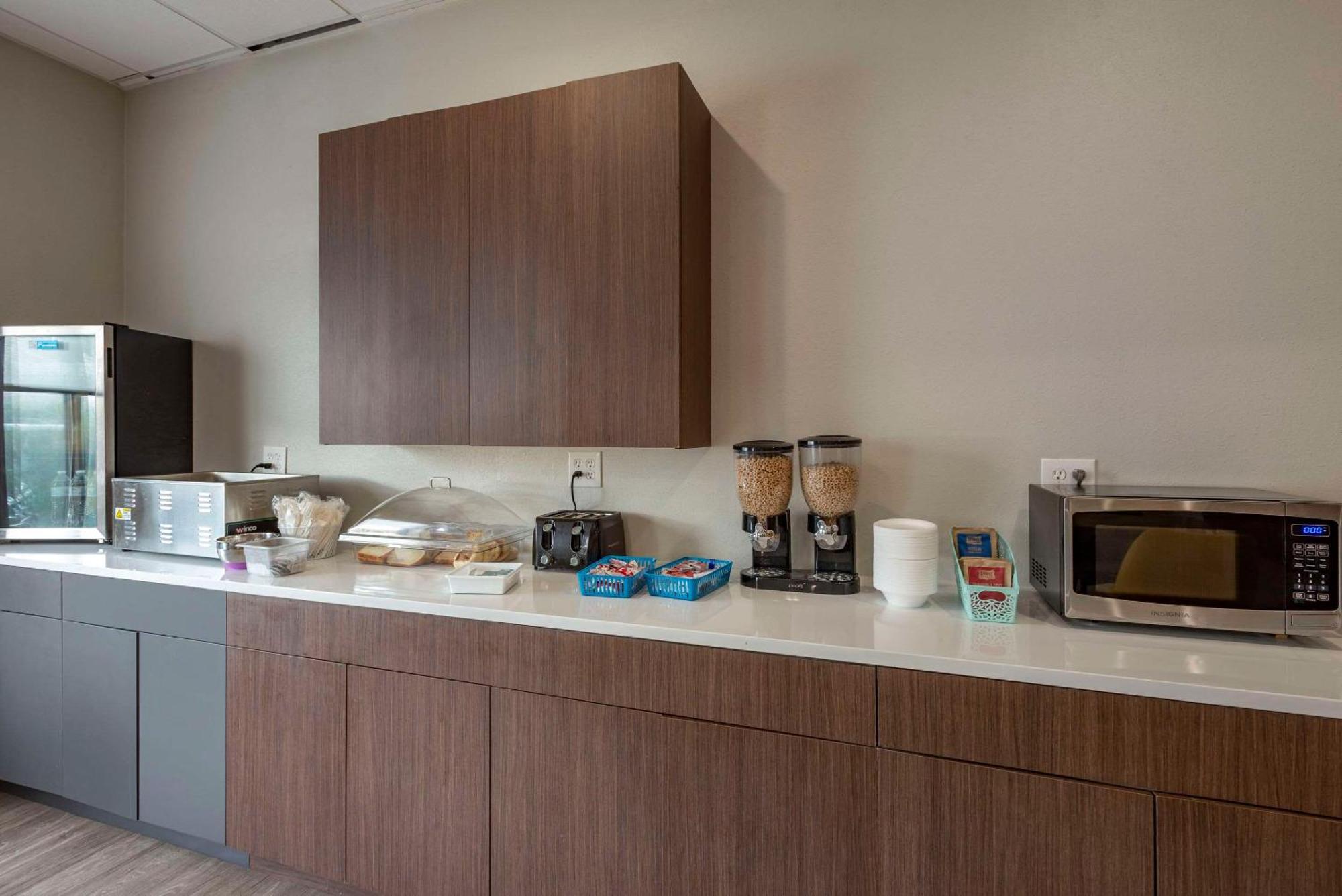 Comfort Inn Philadelphia International Airport West Честър Екстериор снимка