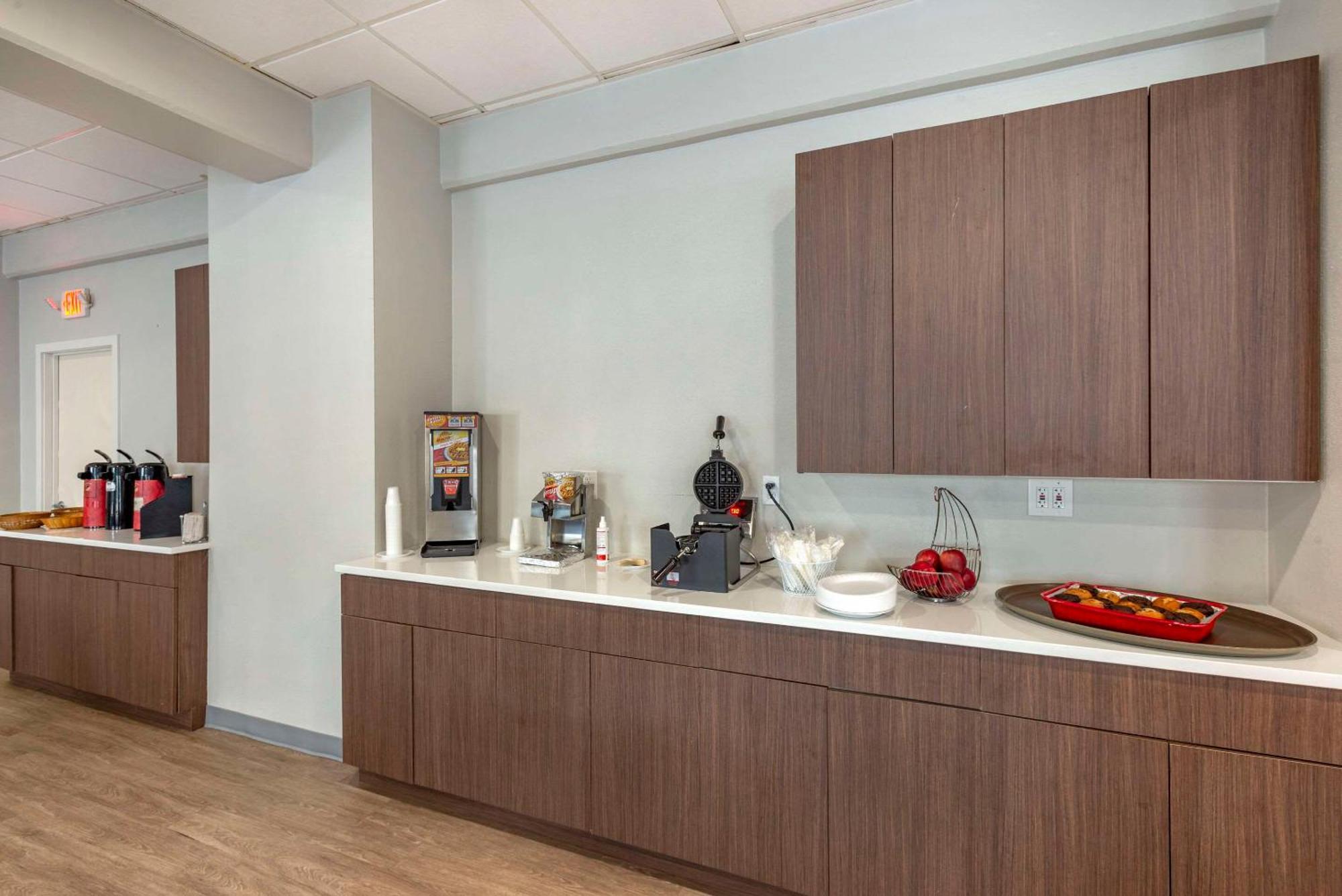 Comfort Inn Philadelphia International Airport West Честър Екстериор снимка