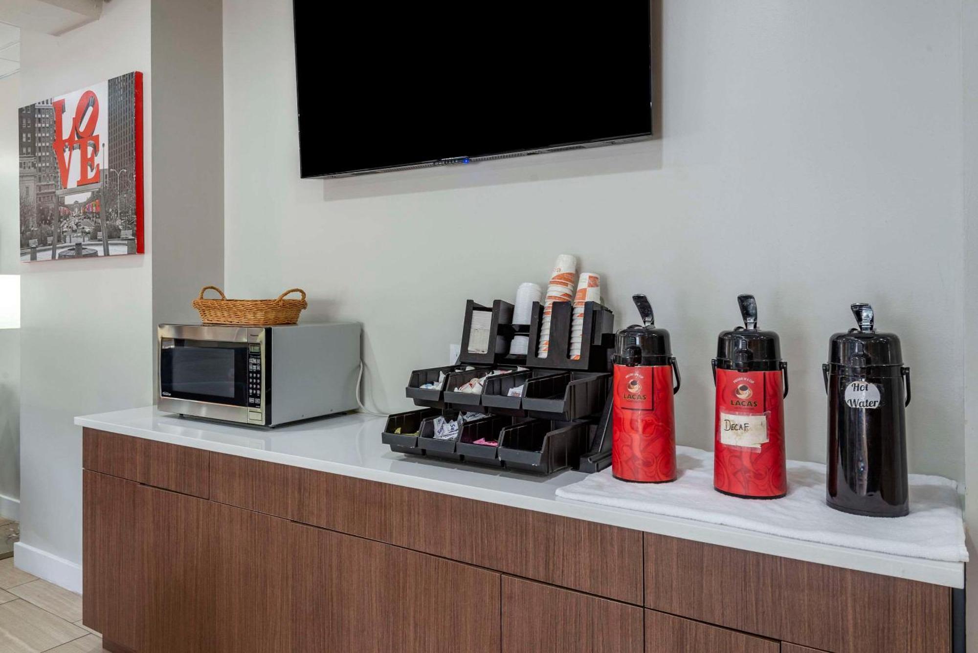 Comfort Inn Philadelphia International Airport West Честър Екстериор снимка